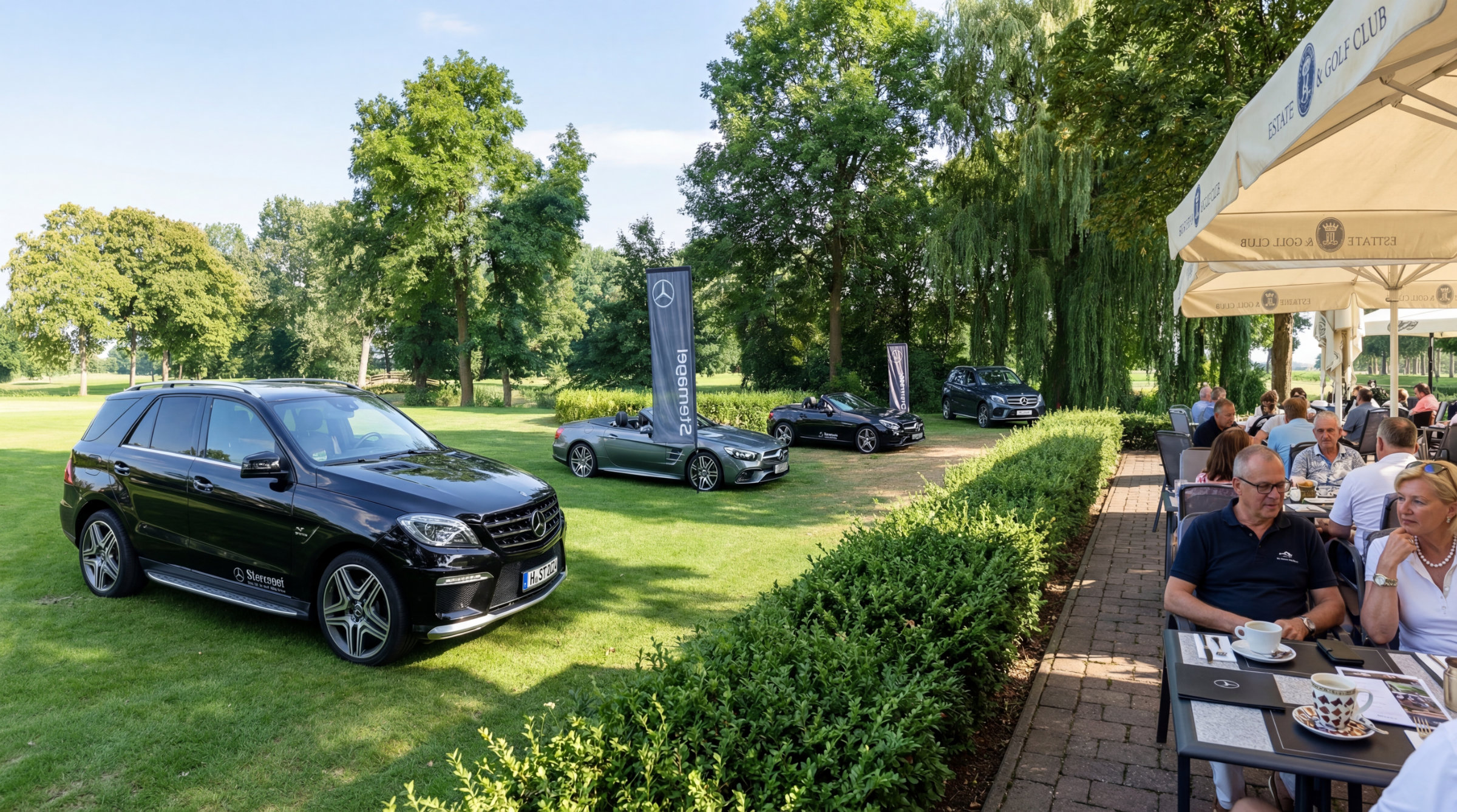 Golfer beim Abschlag während eines Turniers